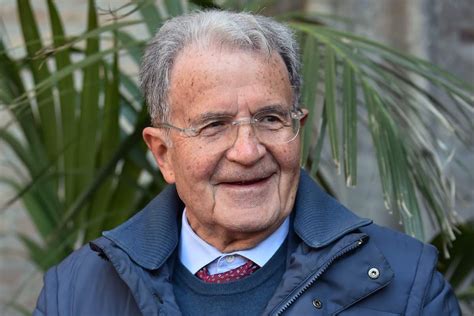 Ritratto di Don Matteo Prodi in un contesto informale