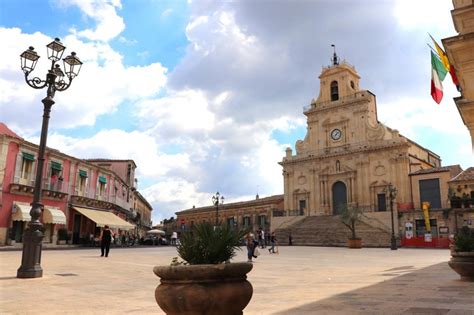 Mappa che evidenzia le posizioni di Palermo e Palazzolo Acreide in Sicilia