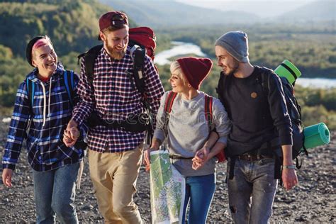 Foto di gruppo di viaggiatori felici in un luogo suggestivo