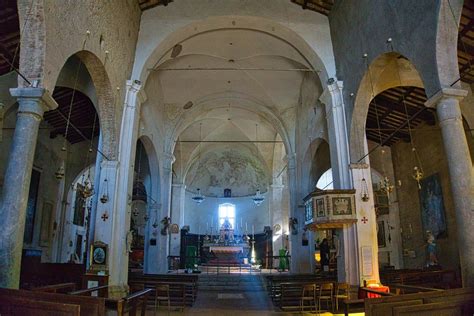 Interno della Chiesa di San Donato con le sue tre navate e dettagli degli affreschi