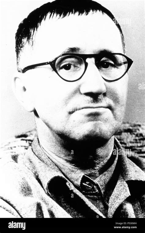 Foto di Bertolt Brecht pensieroso, simbolo della sua profonda analisi sociale
