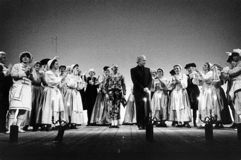 Foto di scena della storica produzione di Giorgio Strehler di Santa Giovanna dei Macelli, con elementi industriali e operai