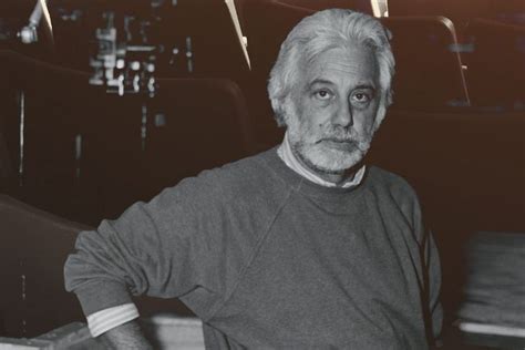 Foto di scena della produzione di Luca Ronconi di Santa Giovanna dei Macelli, con bidoni di latta semovibili e proiezioni