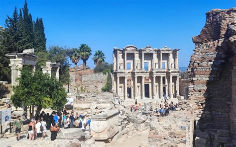 Mappa che indica Efeso e la presunta casa di Maria / Foto degli scavi archeologici a Efeso che mostrano le fondamenta