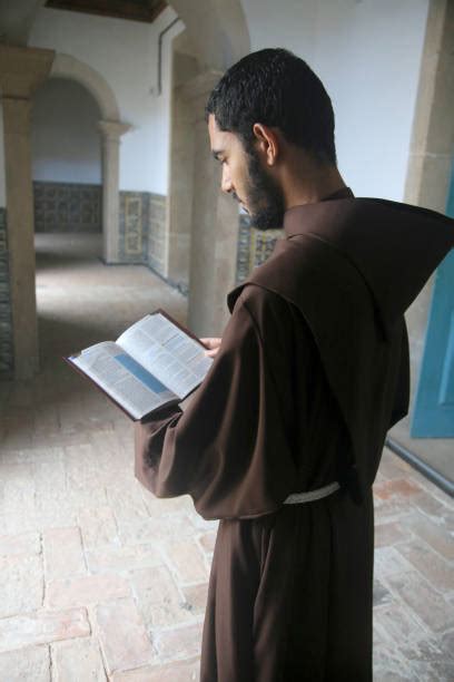 Illustrazione di frate francescano medievale o di San Francesco con i suoi compagni