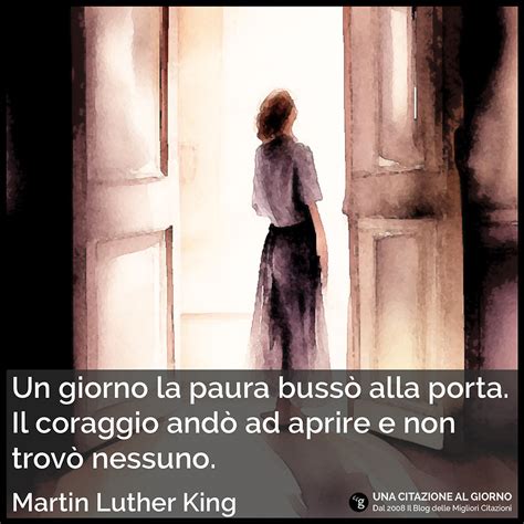 illustrazione metaforica della paura che bussa a una porta e qualcuno con una lanterna che apre