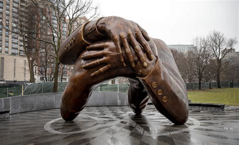 fotografia dell'Embrace Memorial a Boston