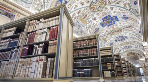 Interno della Biblioteca Apostolica Vaticana con scaffali di antichi manoscritti e libri