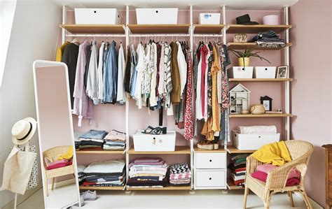 Foto di una cabina armadio moderna e ben organizzata
