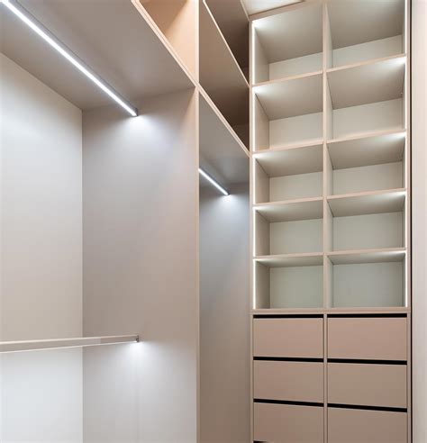 Esempio di illuminazione a LED integrata in una cabina armadio