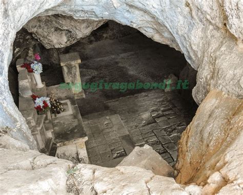 interno della grotta dell'Eremo di San Leonardo