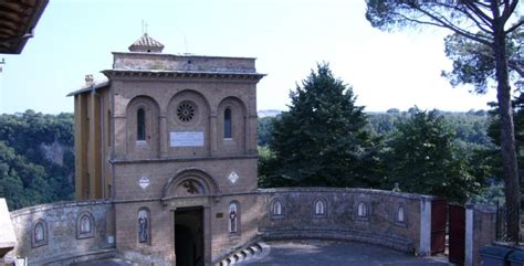 ingresso al Santuario di Santa Maria ad Rupes con la scalinata