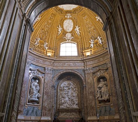 Interno della Cappella del Monte di Pietà a Roma con marmi e stucchi