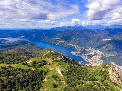 Panorama dell'area protetta di Pra dell’Albi-Cei con il lago alpino e le vette del Monte Cornetto