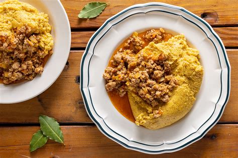 Foto di un piatto tradizionale trentino composto da polenta e carne in un ambiente rustico