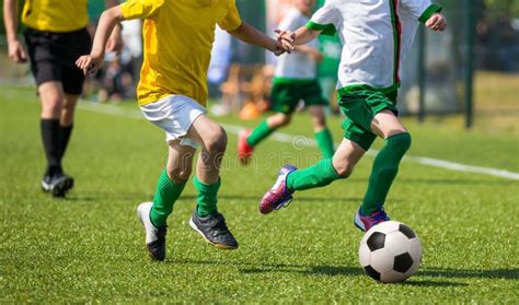 Campo da calcio giovanile con ragazzi che giocano