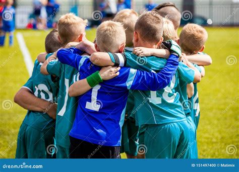 Foto di gruppo di una squadra di calcio giovanile con i loro istruttori