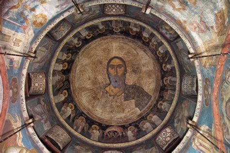 Affresco bizantino del Monastero di Visoki Dečani raffigurante Sole e Luna personificati durante la Crocifissione