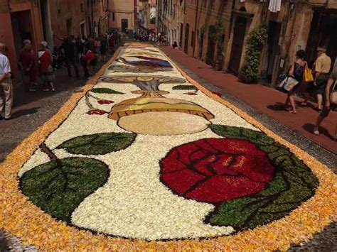 Esempio di tappeto floreale con motivi religiosi realizzato per la festa del Corpus Domini.