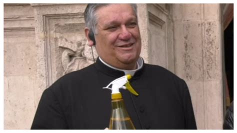 fotografia di Don Alessandro Di Stefano con lo spruzzino