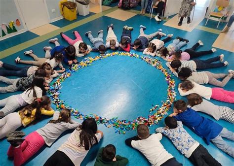 foto di bambini in cerchio durante un workshop o lezione