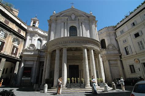 Facciata romanica della Collegiata di Santa Maria della Pace.
