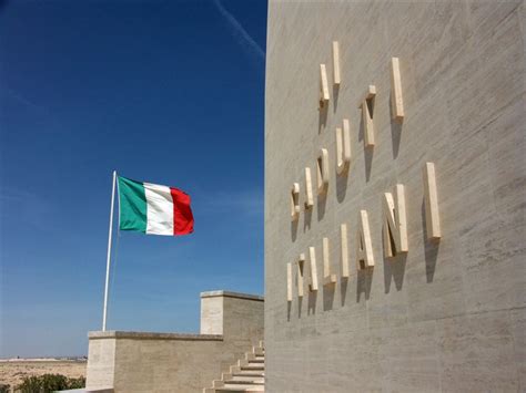 La bandiera della Divisione Folgore sventola sul Sacrario di El Alamein