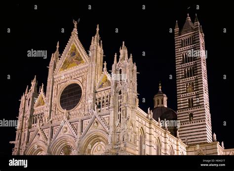 Cattedrale di Marsala, facciata di notte illuminata