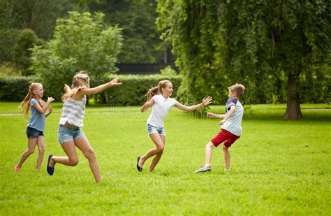 Foto di bambini che giocano a un gioco di squadra all'aperto