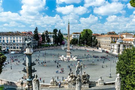 Vista panoramica di Piazza del Popolo con il Monumento alla Città di Vittorio Veneto in primo piano