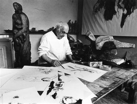 Scultura di Augusto Murer raffigurante 