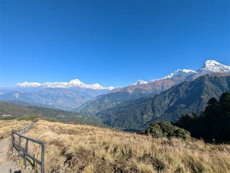 Sentiero escursionistico sul Monte Altare con vista panoramica sulla valle