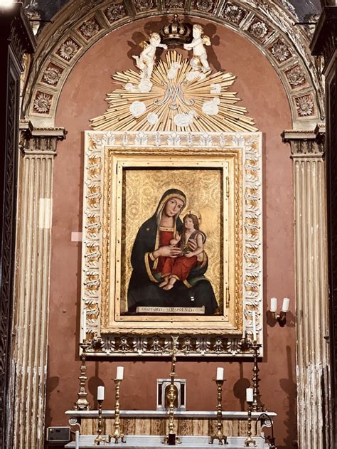 Icona della Theotokos con tre stelle che simboleggiano la perpetua verginità
