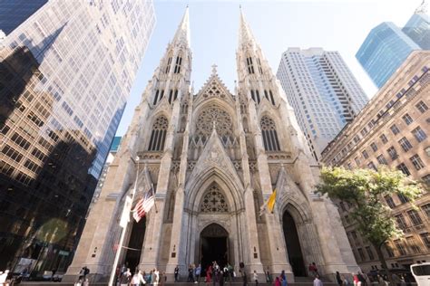 Foto esterna della Cattedrale di San Patrizio, New York, con le sue imponenti guglie gotiche e il contesto urbano