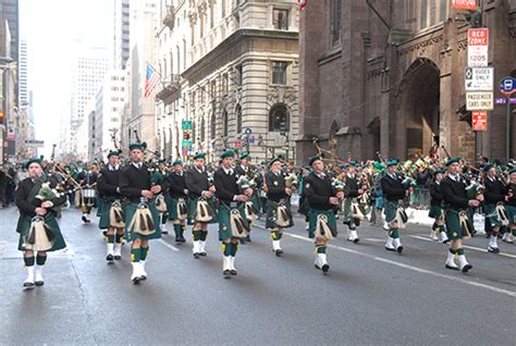 Scena della parata di San Patrizio a New York, con la Cattedrale sullo sfondo e partecipanti in abiti verdi