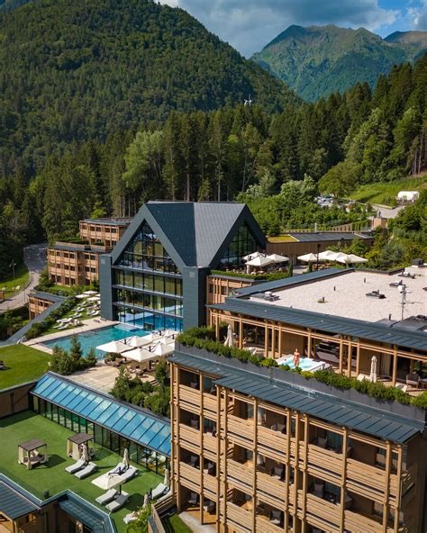 Veduta panoramica del Lefay Resort & SPA Dolomiti incastonato nelle Dolomiti, con architettura integrata nel paesaggio