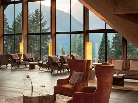 Interno di una Prestige Junior Suite del Lefay Resort & SPA Dolomiti con ampie vetrate e design elegante