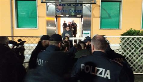 Manifestazione di protesta di fronte alla Clinica Sacro Cuore Cosenza