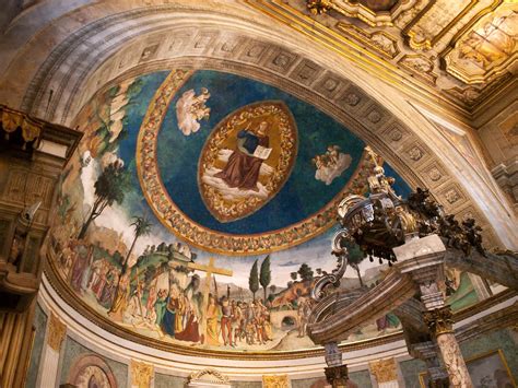 Interno della Basilica di Santa Croce in Gerusalemme con affreschi absidali