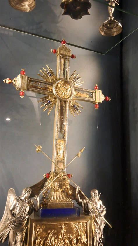 Dettaglio del reliquiario con frammenti della Vera Croce e altri strumenti della Passione