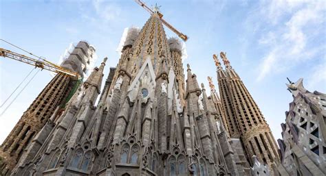 Rendering o foto delle torri degli evangelisti della Sagrada Familia con i simboli dei tetramorfi
