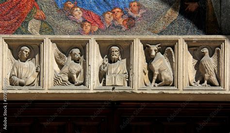 Foto ravvicinata delle patere dei quattro evangelisti sul portale di Sant'Alipio della Basilica di San Marco