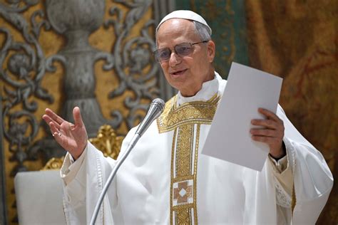 Foto di Papa Francesco con un'immagine di pace o inclusione
