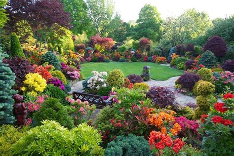 Una fotografia di una casa accogliente con un giardino fiorito, simbolo della Fraternità della Visitazione.