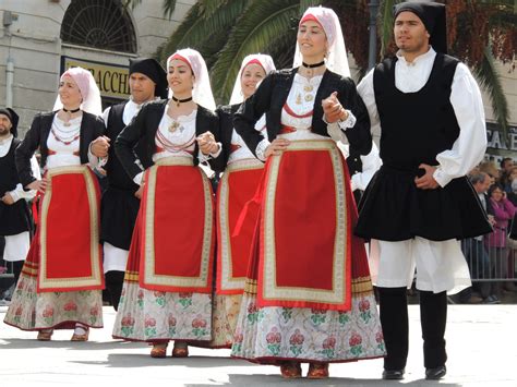 Scena di festa tradizionale galiziana con balli e costumi