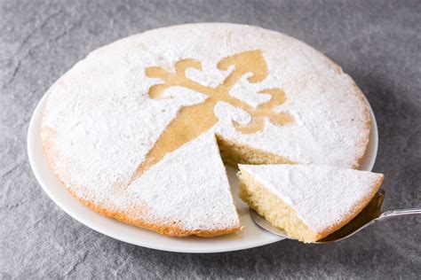 Foto ravvicinata di una porzione di Torta di Santiago