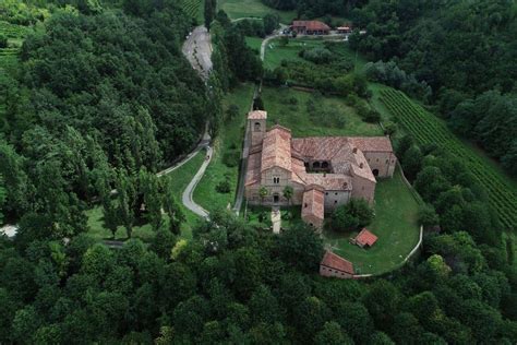 Veduta aerea della Canonica di Santa Maria di Vezzolano immersa nel paesaggio collinare del Monferrato