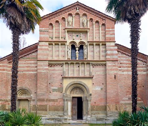Dettaglio della facciata della Canonica di Vezzolano con il portale e la bifora