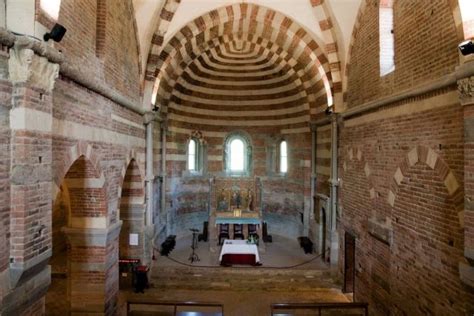 Scorcio dell'abside semicircolare e del campanile della Canonica di Vezzolano