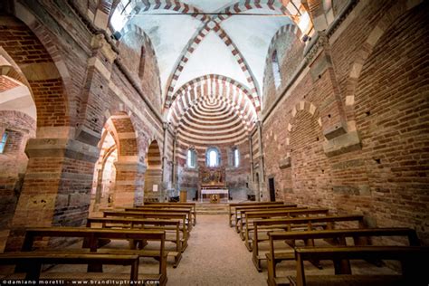 Interno della chiesa di Vezzolano con focus sul pontile (jubé) medievale